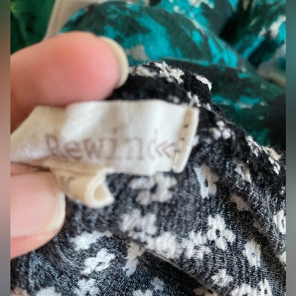 Rewind Women's Black with Flowers Cropped Top Blouse Size Medium - Picture 2 of 2